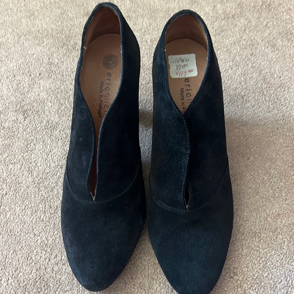 Black pumps